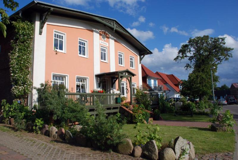 SandortにあるAppartementhaus zur Brücke direkt am Seeの大ピンクの家