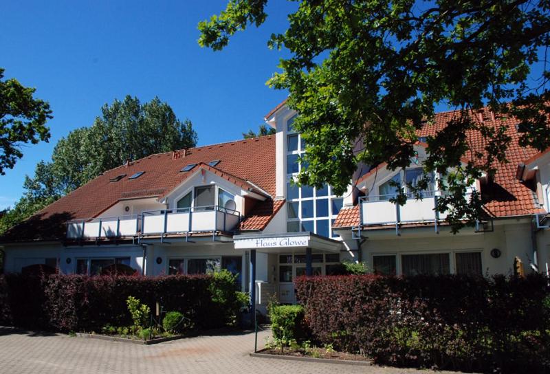 Ferienappartement zwischen Ostsees في Klein Gelm: مبنى كبير بسقف احمر