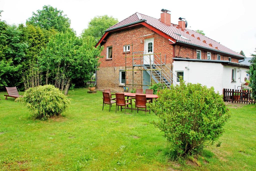 Vrt ispred objekta gro_zuegige Ferienwohnung mit Kamin