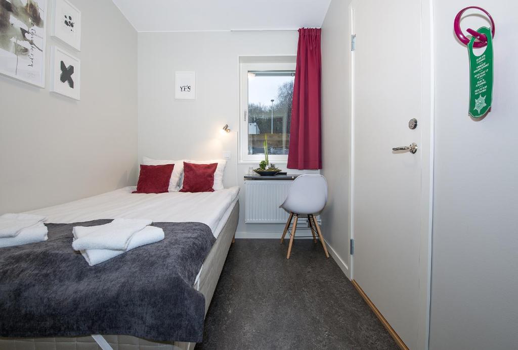 Postel nebo postele na pokoji v ubytování Hotell Eken Mölndal