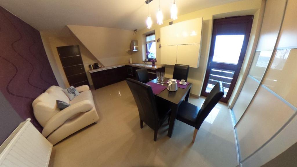 eine Luftansicht auf ein Wohnzimmer und ein Esszimmer in der Unterkunft Apartament Platinum in Zakopane