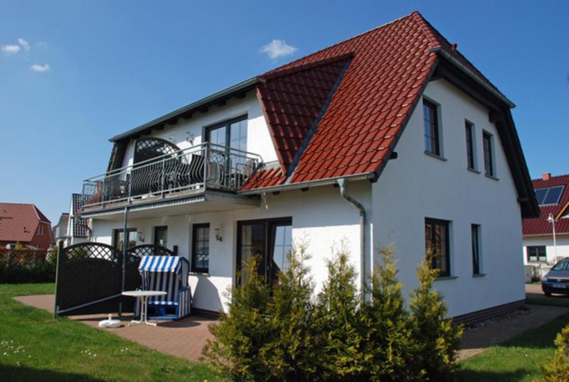 バーベにあるFerienhaus Alt_Baabeの赤屋根白屋根