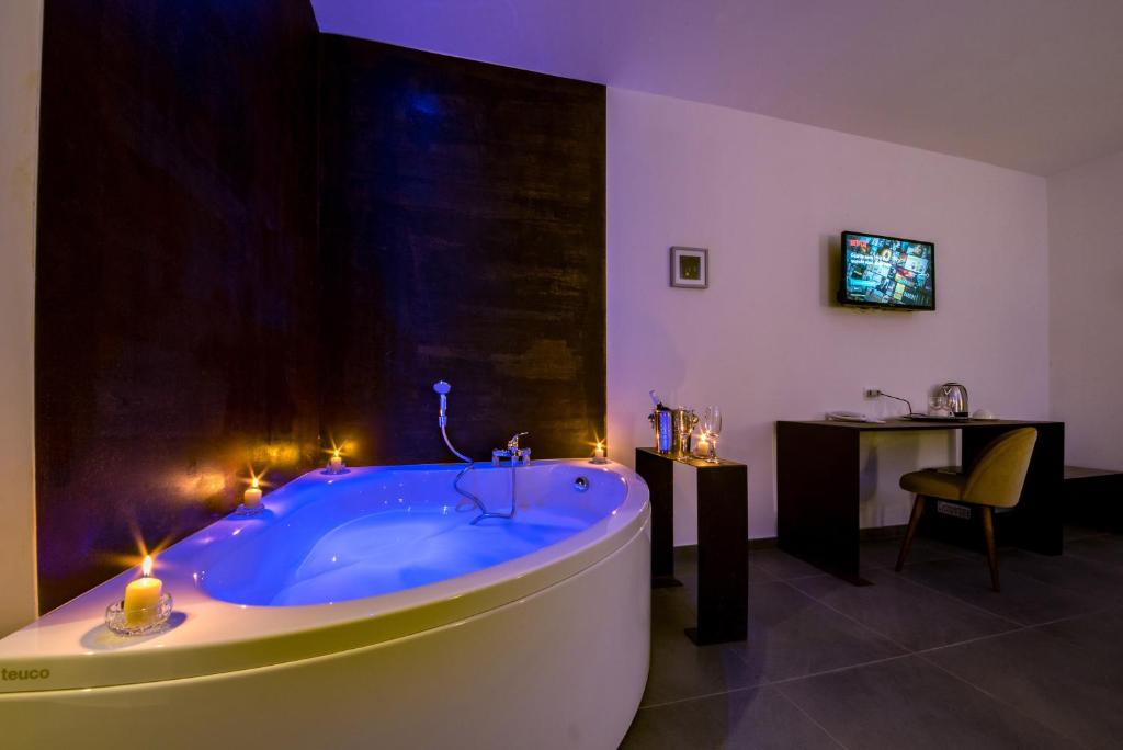 TV a/nebo společenská místnost v ubytování Hotel Assisivm Antica Dimora AD