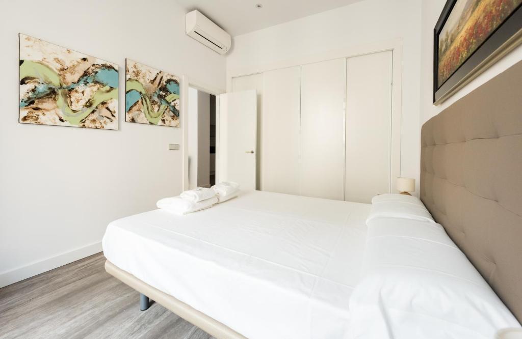 A bed or beds in a room at Puerta Del Sol City Center