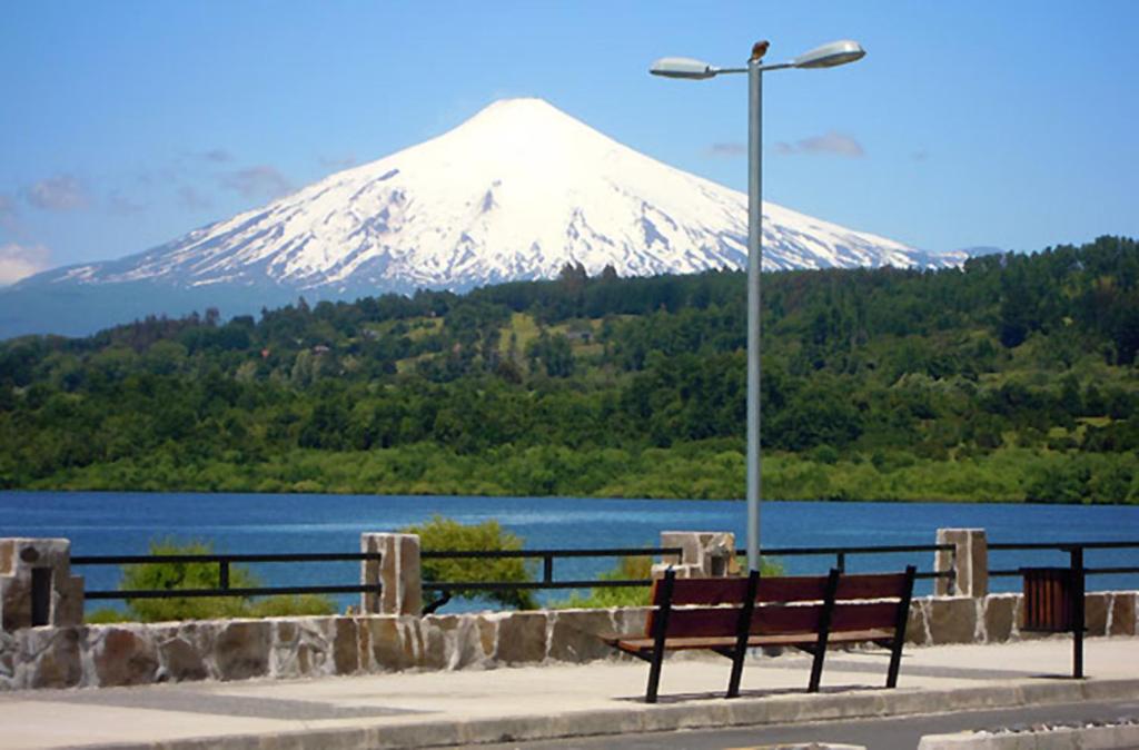 una montaña cubierta de nieve con banco y luz de la calle en Lihuen Villarrica, en Villarrica