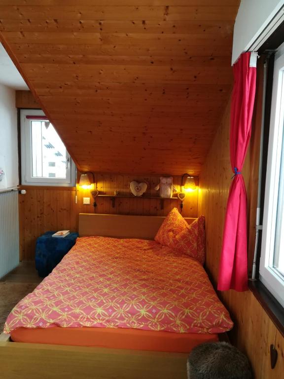 Postel nebo postele na pokoji v ubytování Romantic Chalet-Style Flat with Mountain View