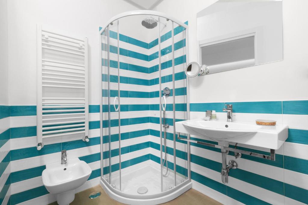 Koupelna v ubytování Sirocco Suites