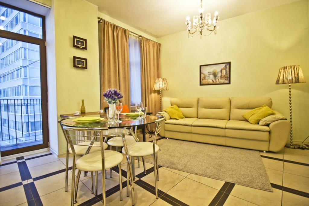 a living room with a table and a couch at Lakshmi Apartment Tverskaya 4 in Moscow