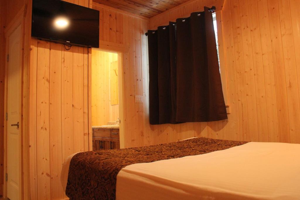 Postel nebo postele na pokoji v ubytování Manning Park Resort