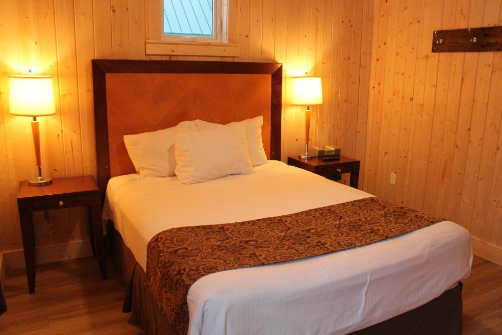 Postel nebo postele na pokoji v ubytování Manning Park Resort