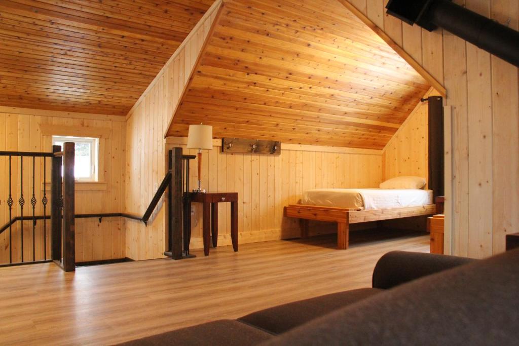 Postel nebo postele na pokoji v ubytování Manning Park Resort