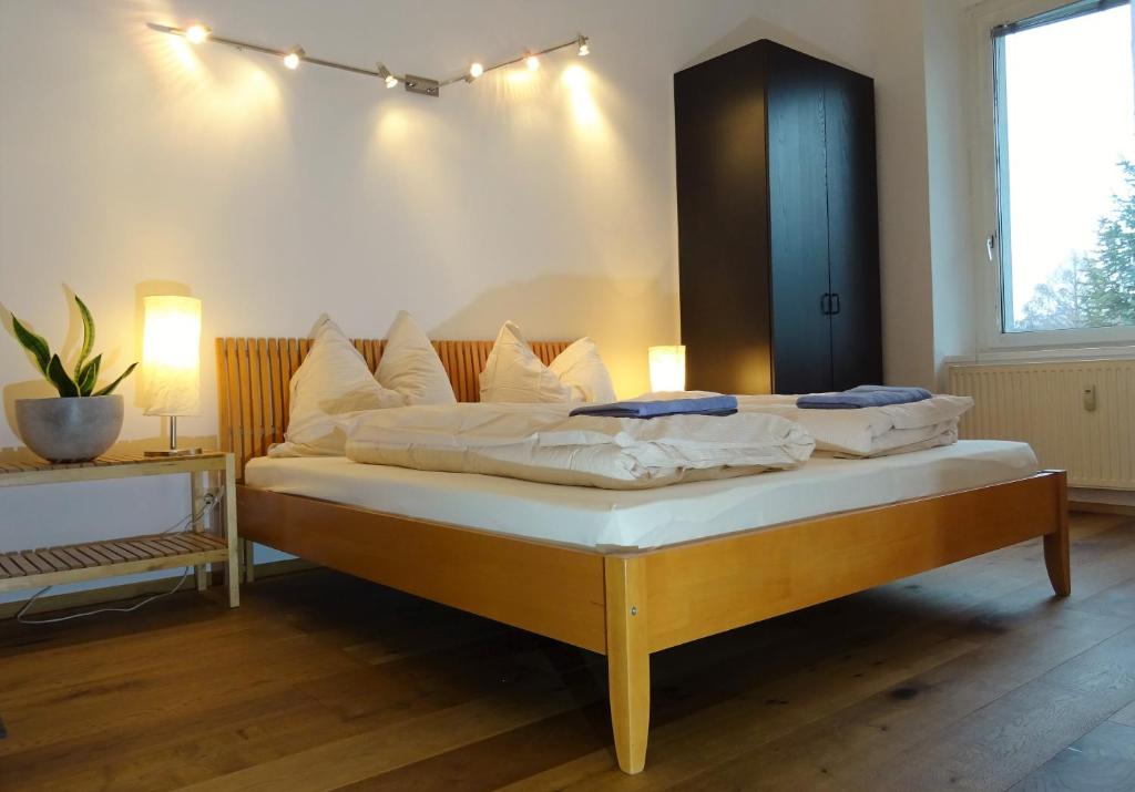 1 dormitorio con 1 cama grande con almohadas blancas en Lovely, central apartment with balcony en Innsbruck