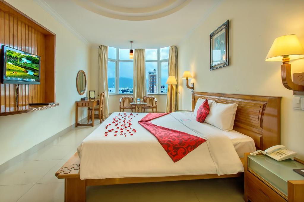 En eller flere senge i et værelse på Golden Sea Hotel Da Nang