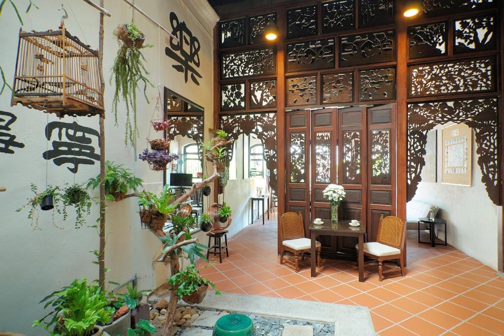 
a living room filled with furniture and plants at Carnarvon House in George Town
