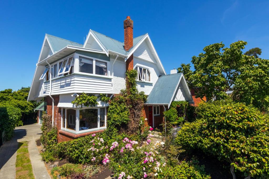 una casa grande con flores delante en The Sanctuary Beach Side and Spa en Timaru