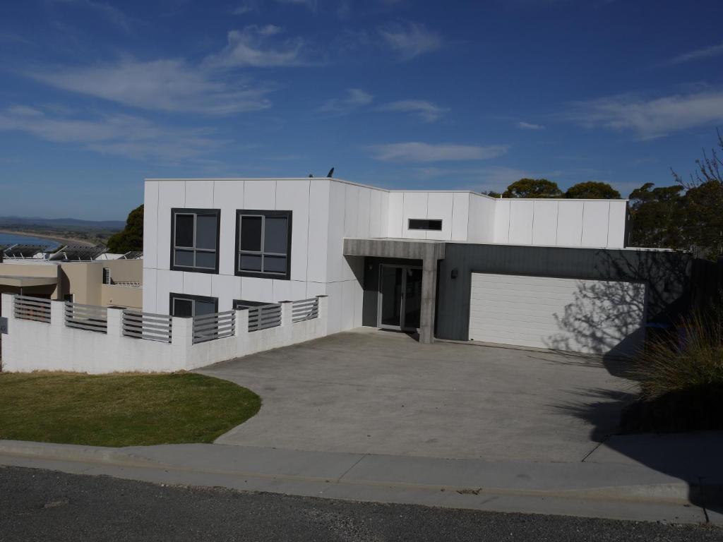 Casa blanca con entrada grande en Spectacular Holiday Living, en Bridport