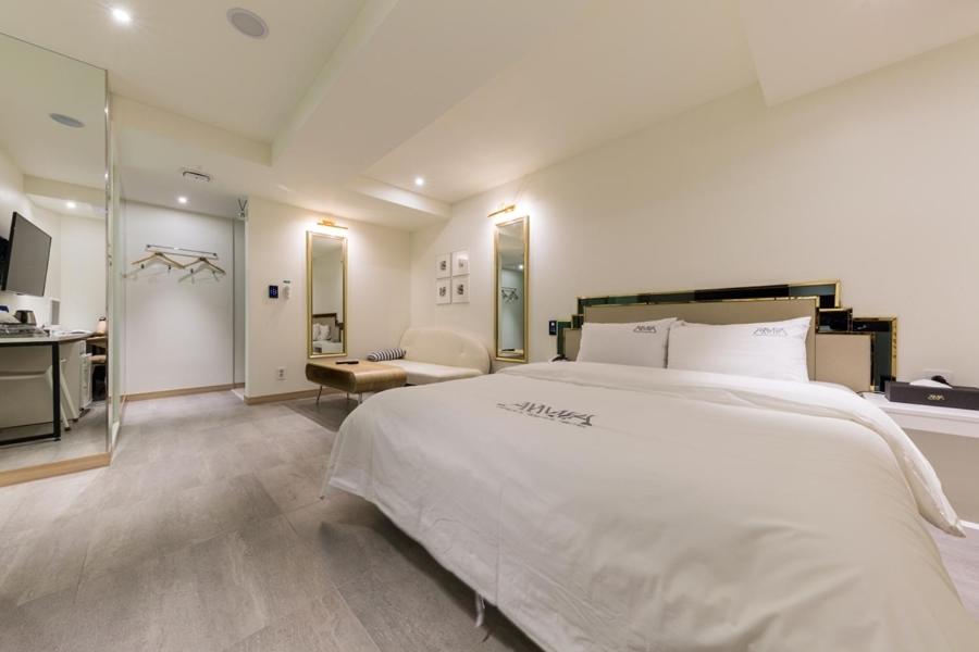 Postel nebo postele na pokoji v ubytování Anyang Boutique Hotel AMA