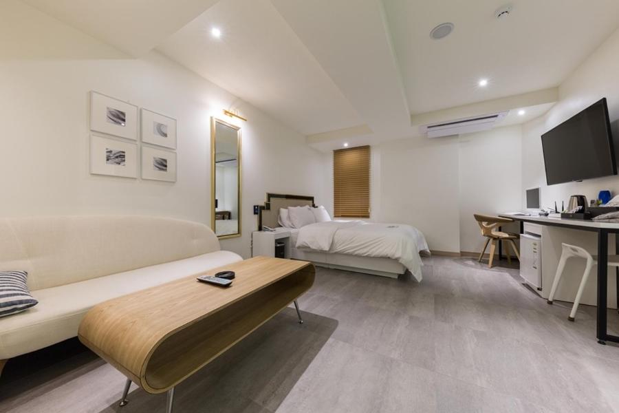 Postel nebo postele na pokoji v ubytování Anyang Boutique Hotel AMA