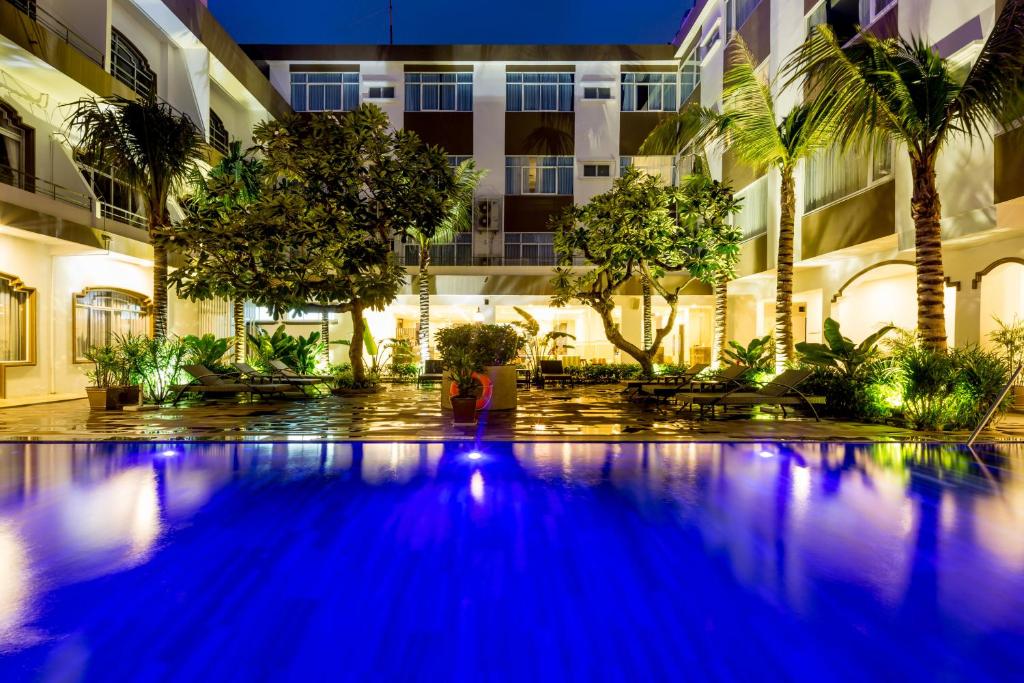 峴港的住宿－Grandvrio City Danang By Route Inn Group，蓝色灯光的建筑中的游泳池