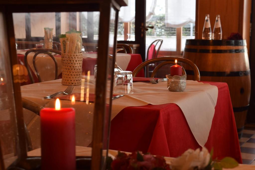 Reštaurácia alebo iné gastronomické zariadenie v ubytovaní Albergo Trattoria Fioravante