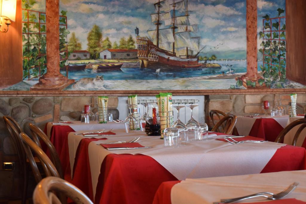 Reštaurácia alebo iné gastronomické zariadenie v ubytovaní Albergo Trattoria Fioravante