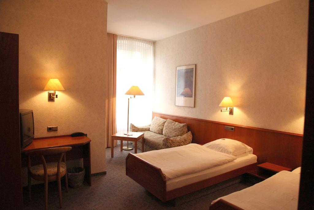 Tempat tidur dalam kamar di Ackfeld Hotel-Restaurant