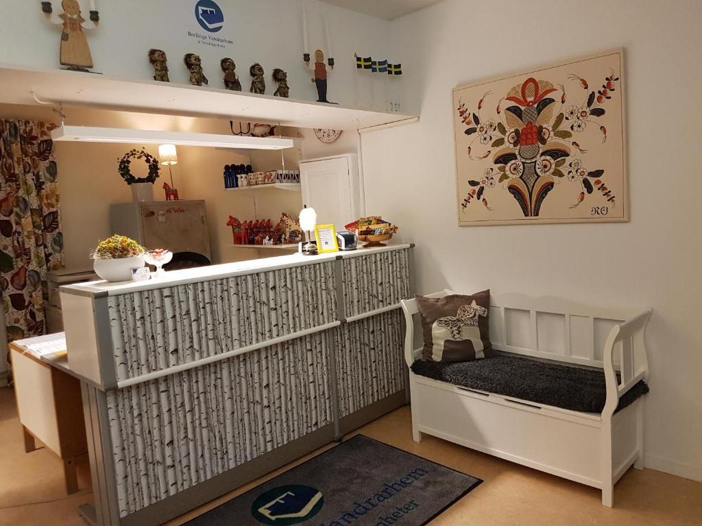 pokój dla dzieci z łóżeczkiem dziecięcym i półką w obiekcie Borlänge Hostel and Apartments w mieście Borlänge