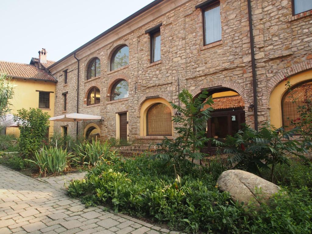 a brick building with a brick walkway in front of it at Agriturismo Tenuta Antica in Cessole