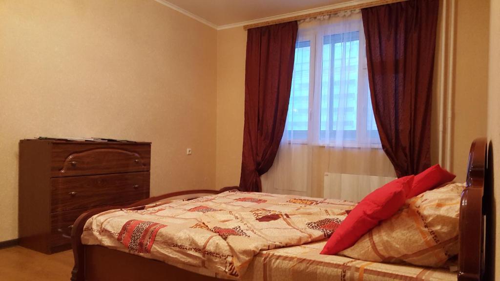 レウトフにあるApartment on Akademika Chelomeya 9のベッドルーム1室(ベッド1台付)、窓(カーテン付)