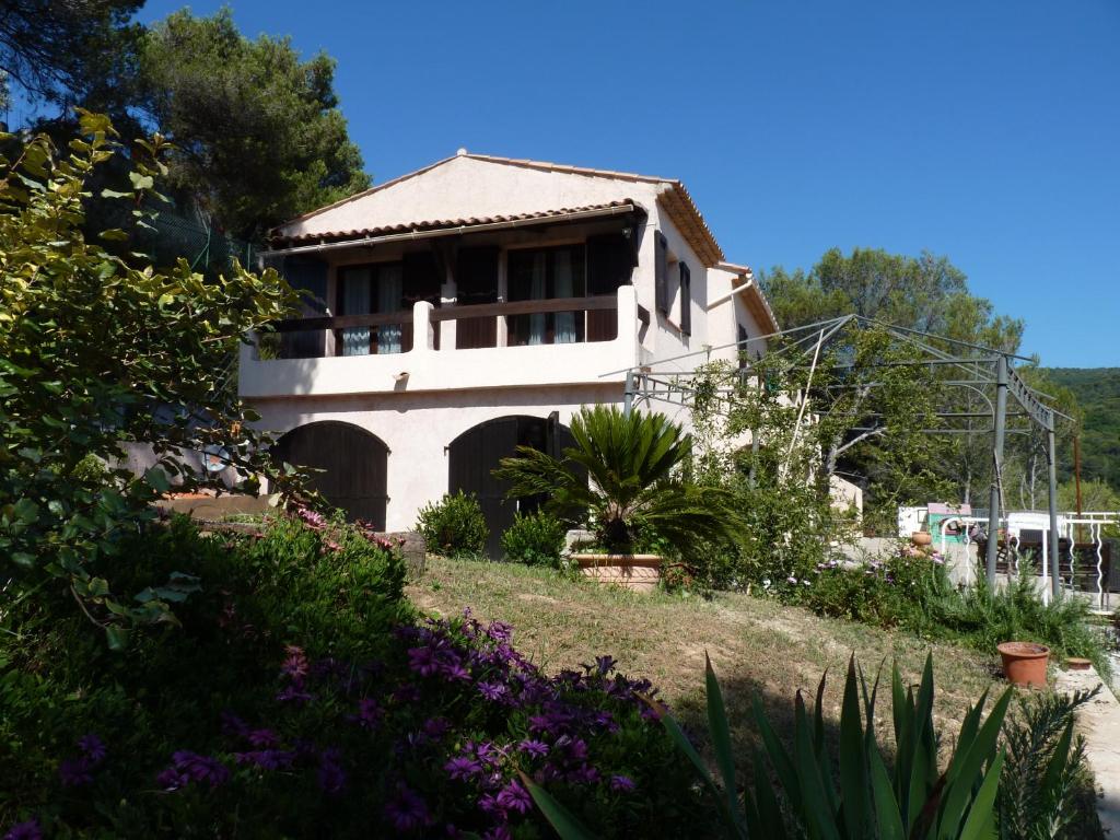 une maison au milieu d'un jardin dans l'établissement Le Balcon d'Azur, à Drap