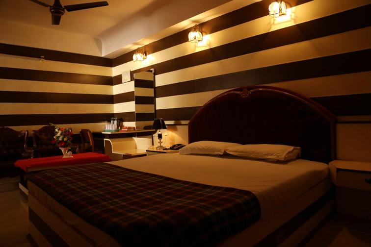 Postel nebo postele na pokoji v ubytování Hotel Srilakshmi