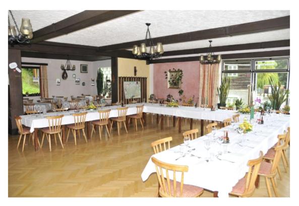 Reštaurácia alebo iné gastronomické zariadenie v ubytovaní Gasthof-Pension Ortner