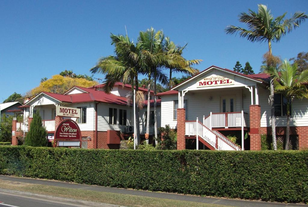 a row of houses with palm trees and a motel at Lismore Wilson Motel in Lismore