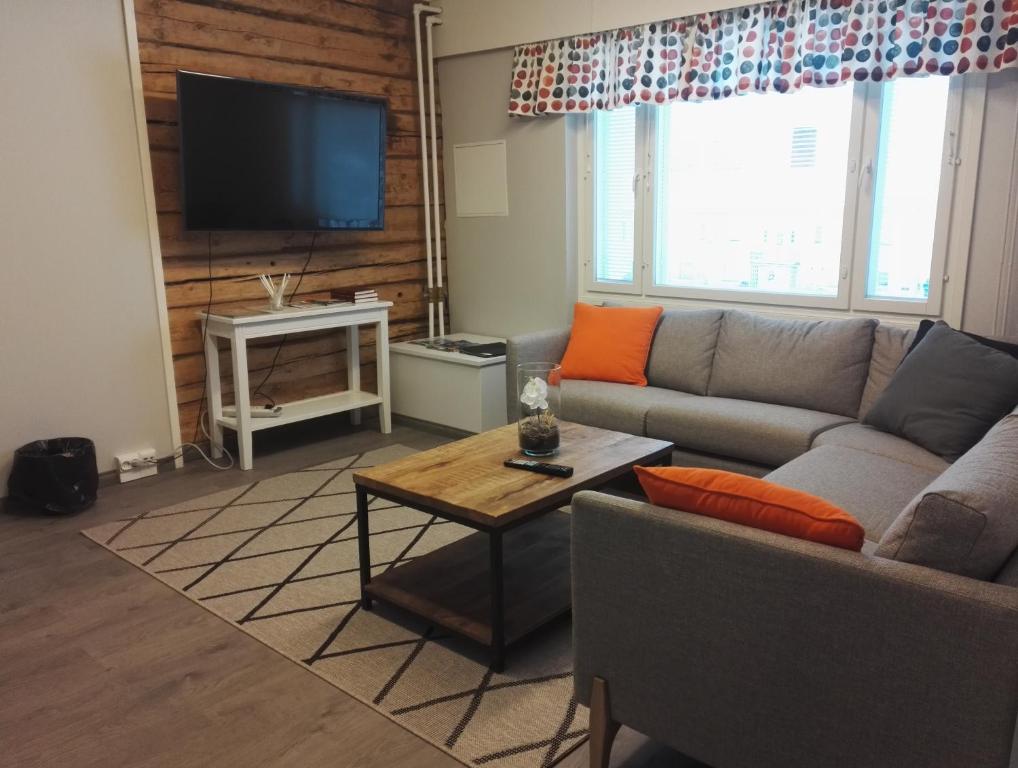 a living room with a couch and a table at Savonlinnan Kansanopisto - Wanha Pappila in Savonlinna