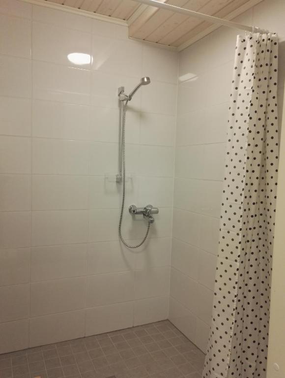 a bathroom with a shower with a shower curtain at Savonlinnan Kansanopisto - Wanha Pappila in Savonlinna
