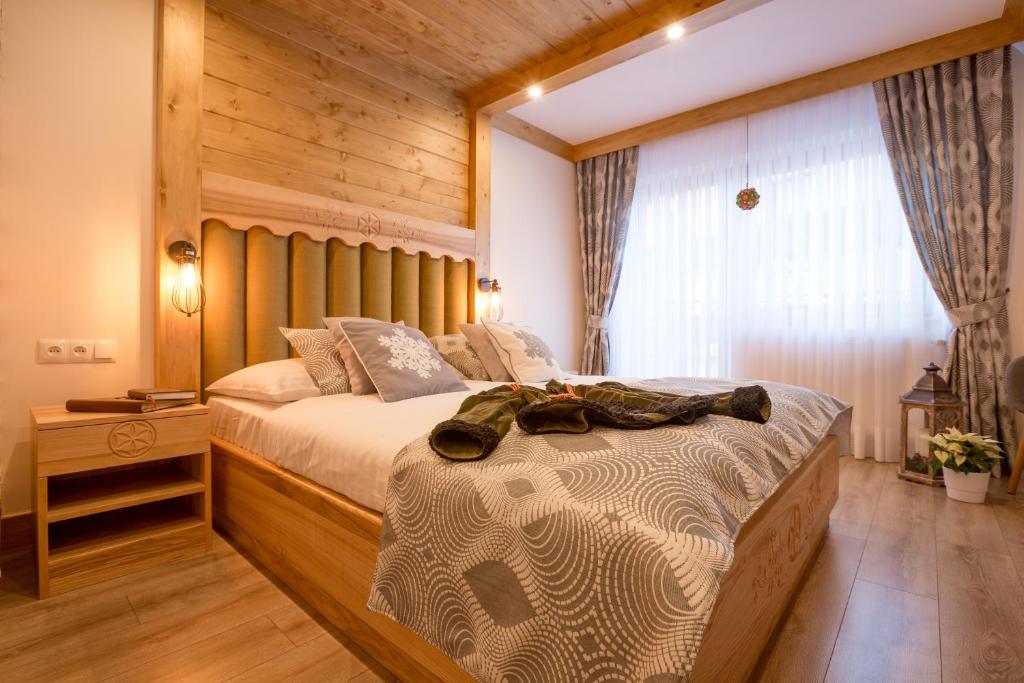 a bedroom with a large bed in a room at Willa Góralsko Riwiera in Zakopane