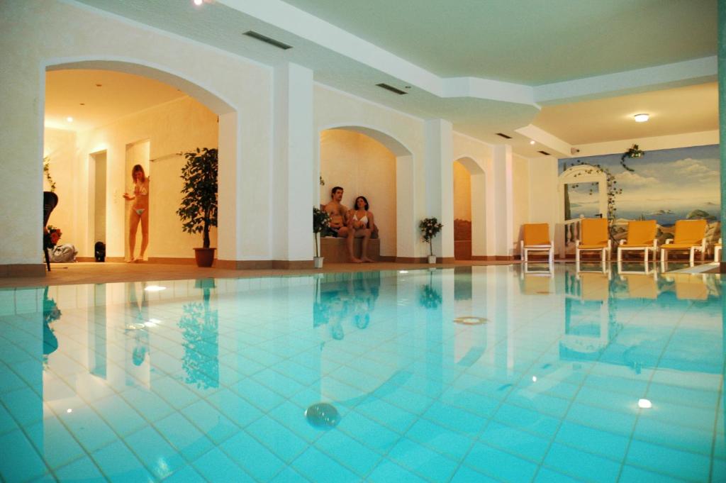 Bazén v ubytovaní Hotel Eder alebo v jeho blízkosti