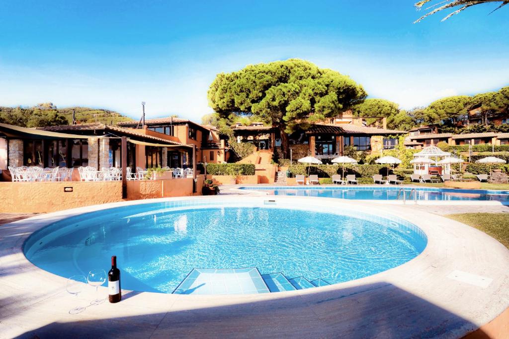 Bazén v ubytování Resort Le Picchiaie nebo v jeho okolí