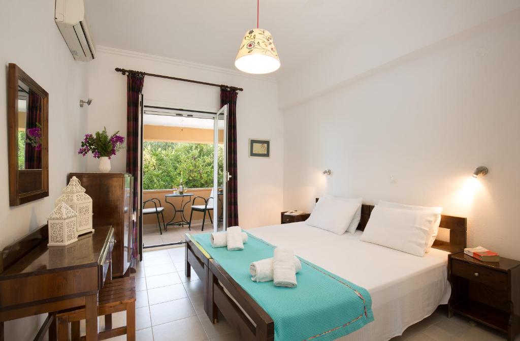 Postel nebo postele na pokoji v ubytování Kontokali Lake House