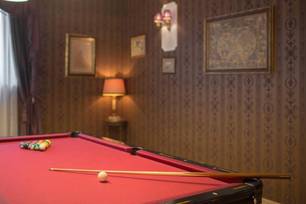 Biliár nebo kulečník v ubytování Hotel Chopin Business&SPA