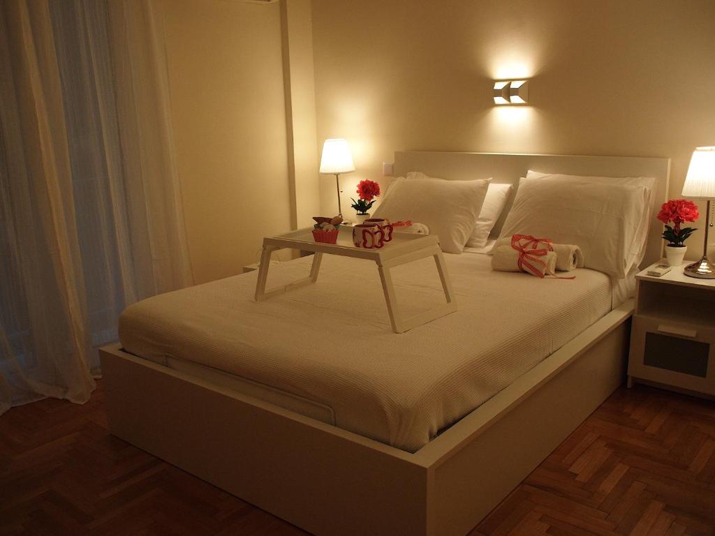 een slaapkamer met een bed met een tafel erop bij Charming Studio Posh Quartier (Kolonaki Athens) in Athene