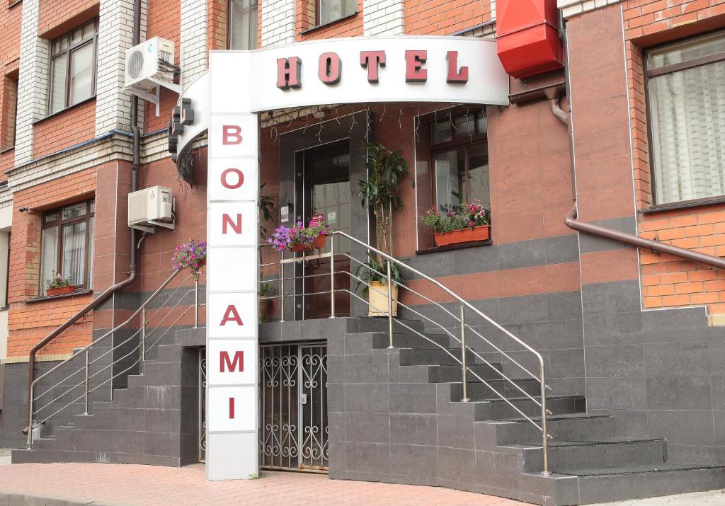 una señal de hotel en el lateral de un edificio con escaleras en Bon Ami Hotel, en Kazán