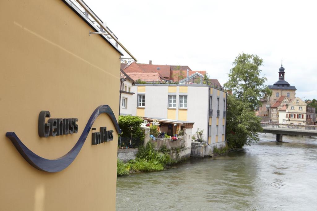 Výhled na řeku, která protéká v blízkosti hotelu