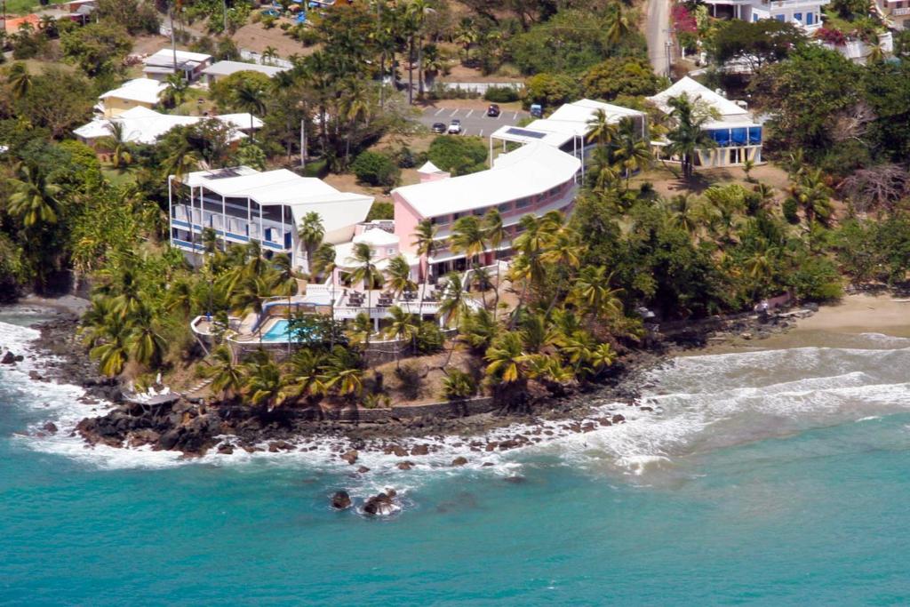 Et luftfoto af Blue Haven Hotel - Bacolet Bay - Tobago