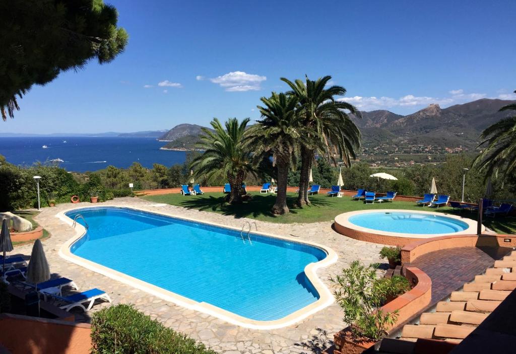 Bazén v ubytování Resort Le Picchiaie nebo v jeho okolí