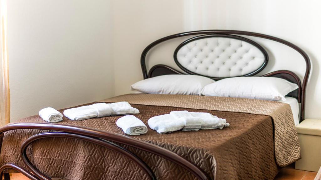 ein Bett mit zwei Handtüchern darauf mit zwei Handtüchern in der Unterkunft B&B Afrodite in Agrigento