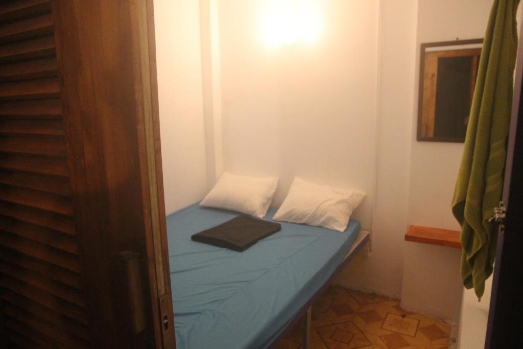Postel nebo postele na pokoji v ubytování Pomme Hostel Restaurant & Bar - Private Sleeping Cabins
