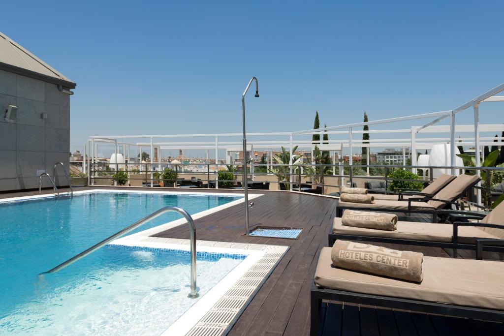 Het zwembad bij of vlak bij Hotel Sevilla Center