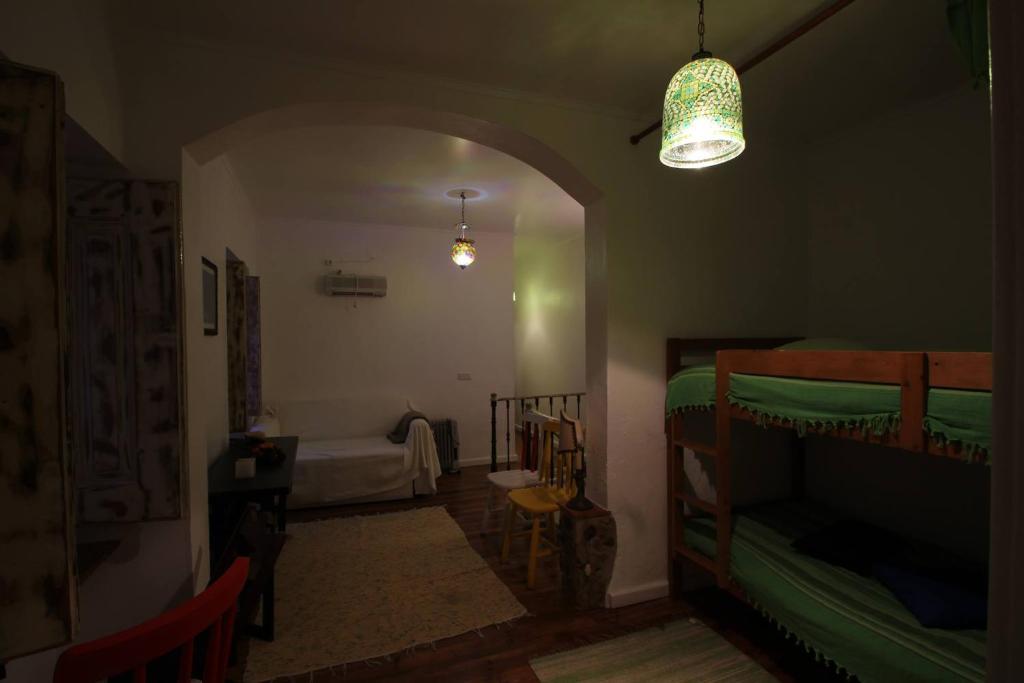 Cette chambre comprend 2 lits superposés et un couloir. dans l'établissement Casas do Patio Sem Cantigas 3, à Sintra