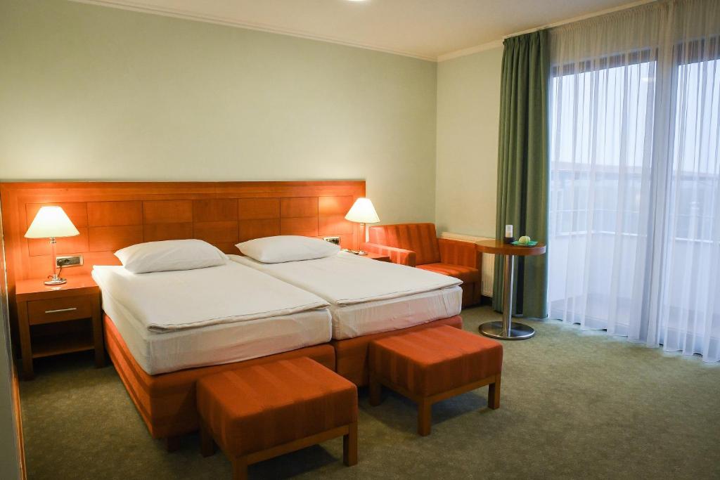 Łóżko lub łóżka w pokoju w obiekcie Hotel Kralj